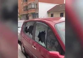 Algunos vehículos tienen las ventanas destrozadas.