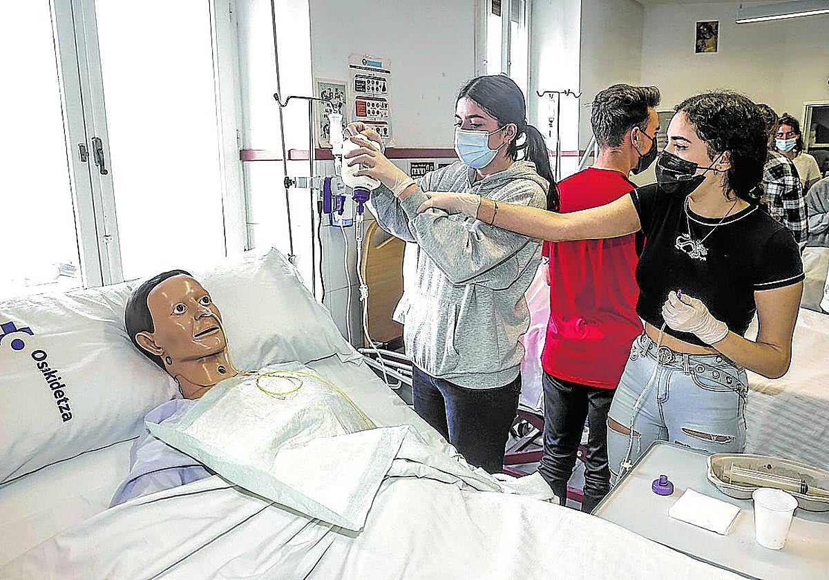 Alumnos de Formación Profesional realizan prácticas en un centro de Vitoria.