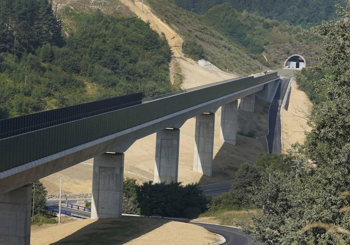 Viaducto del TAV a la altura de Ezkio.