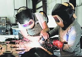 Dos alumnos de Formación Profesional durante una clase práctica en un taller.
