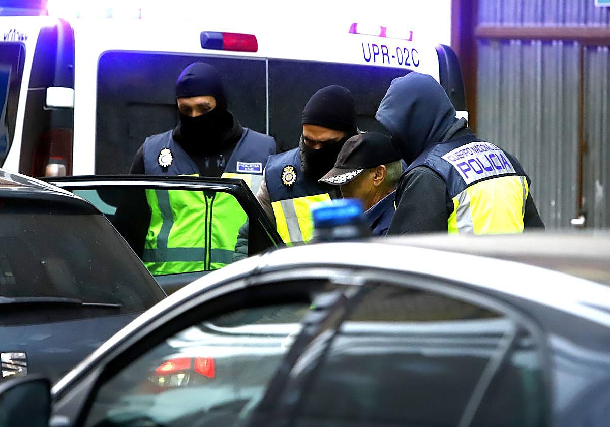 Momento en el que tras el registro de su vivienda Pompeyo G. P. es trasladado por la Policía Nacional.