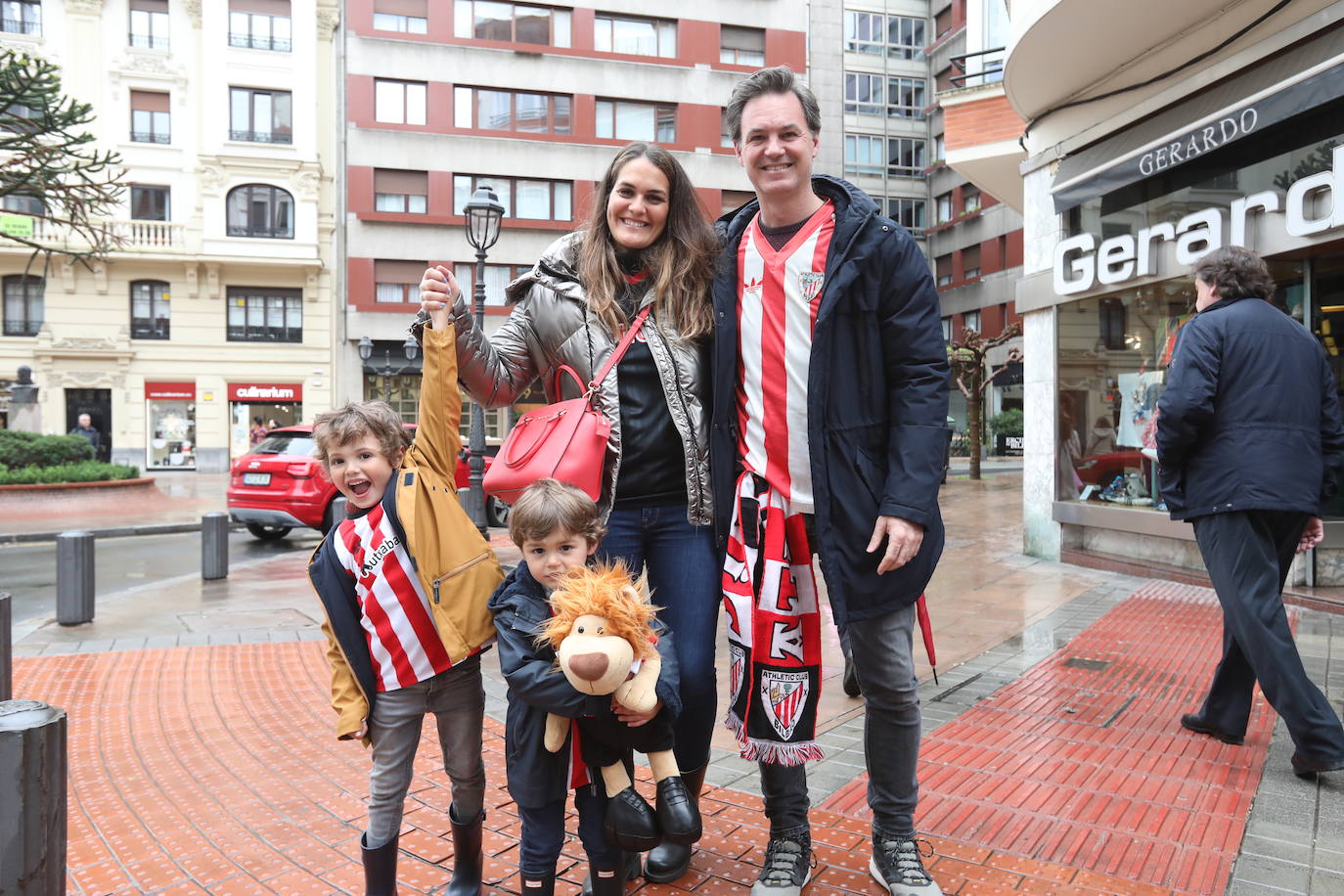 La lluvia desluce el ambiente previo al derbi