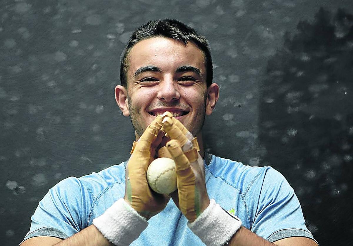 El ayalés Iker Larrazabal desborda ilusión antes de un partido.