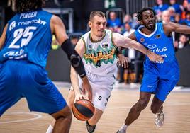 Radicevic trrata de superar a dos jugadores del Fuenlabrada.