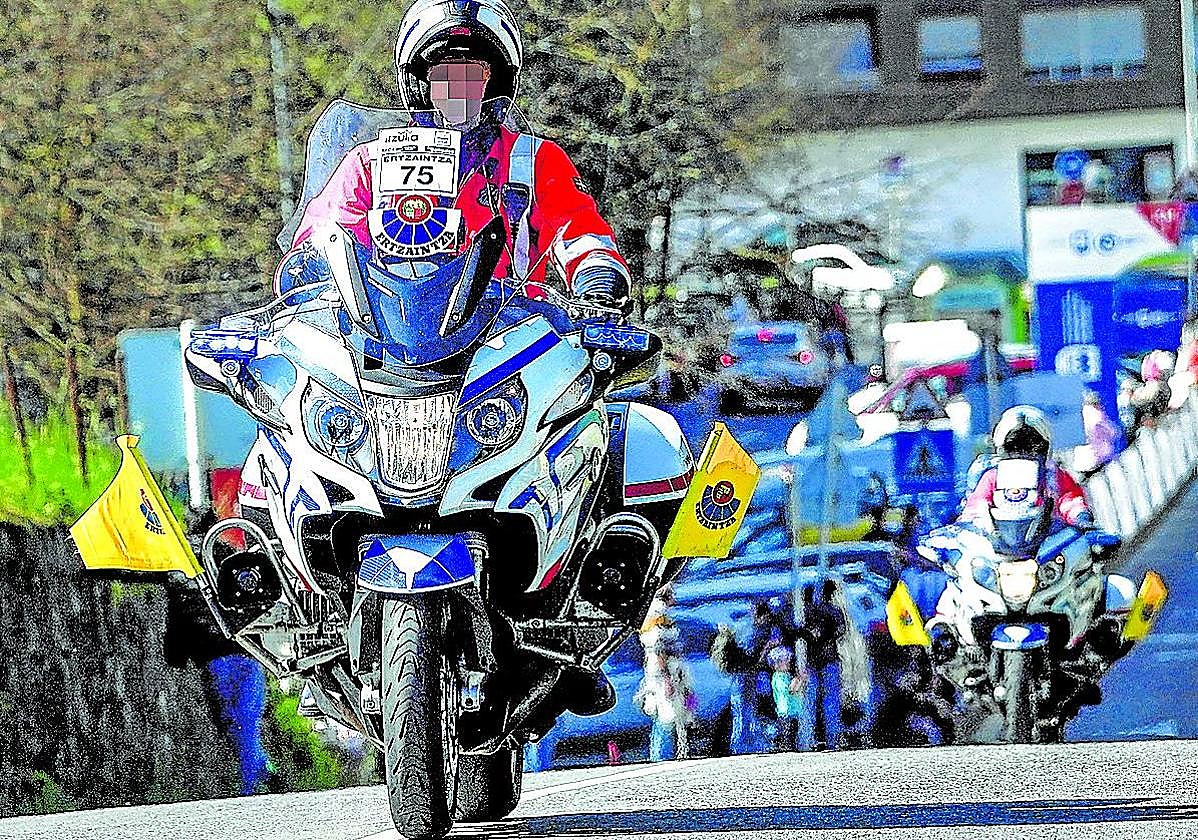 Dos agentes de la Ertzaintza motorizados durante la reciente Itzulia.
