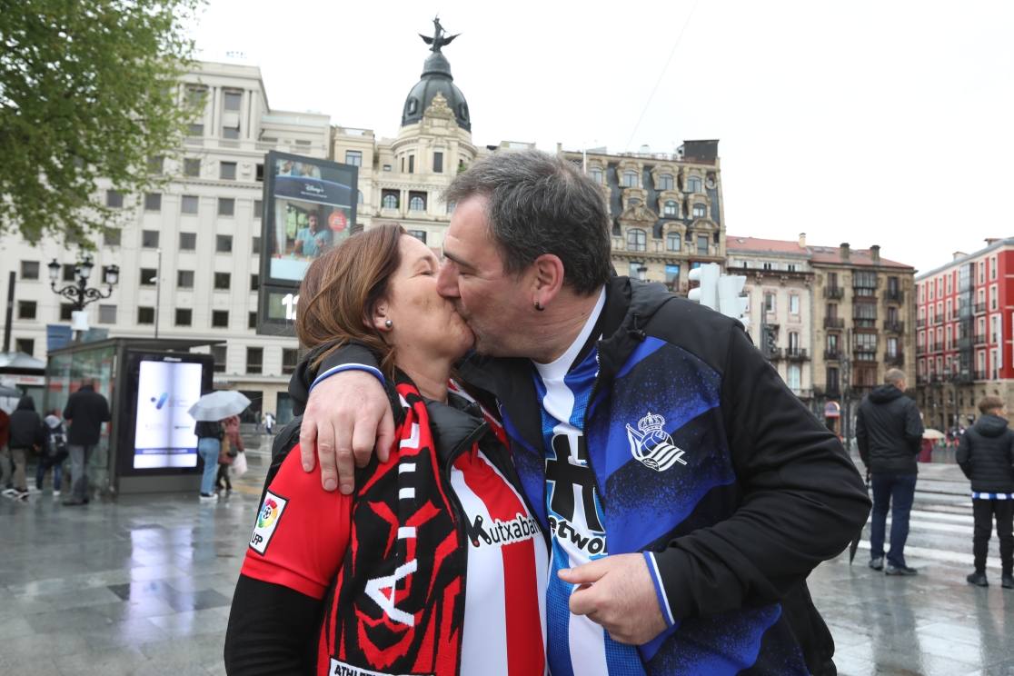 La lluvia desluce el ambiente previo al derbi