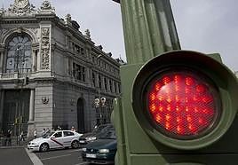 Las dos excepciones en las que te puedes saltar un semáforo en rojo sin que te multen