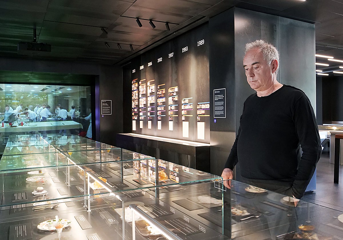 Ferran Adrià en la antigua cocina de elBulli donde hoy se muestran platos que hicieron historia.