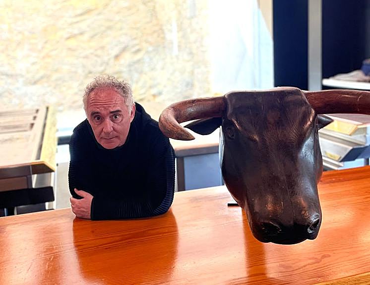 Ferran Adriá en la cocina de elBulli junto a la estatua del toro de Xavier Medina Campeny (Ferran cocinó en su taller de Palo Alto), el lugar donde recibía a los comensales