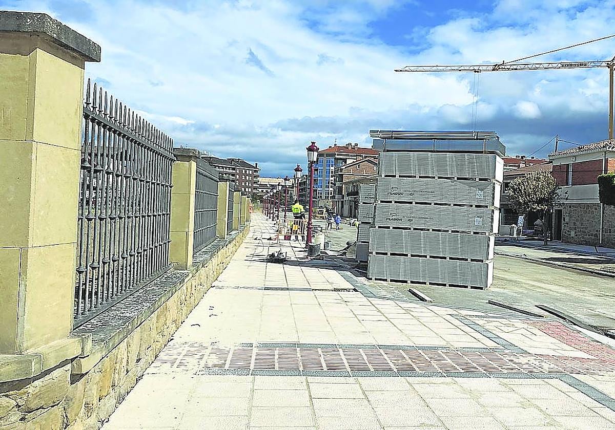 Los trabajadores colocaban ayer baldosas en las nuevas aceras.