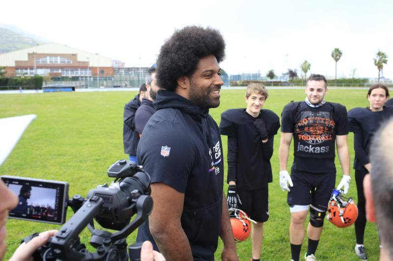 La estrella del fútbol americano Cam Jordan se ejercita en Santurtzi