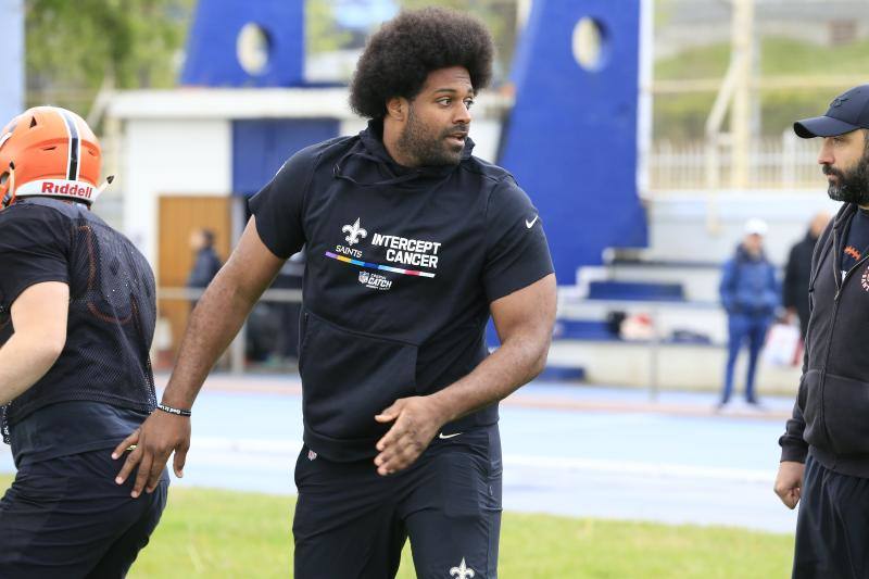 La estrella del fútbol americano Cam Jordan se ejercita en Santurtzi