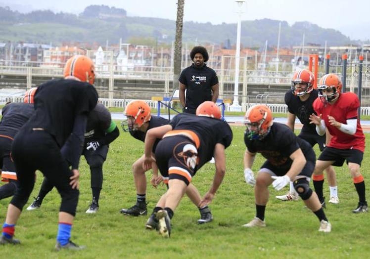 El jugador ejercitándose completó una sesión con los integrantes de Coyotes Santurtzi.