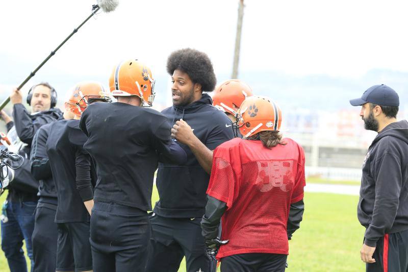 La estrella del fútbol americano Cam Jordan se ejercita en Santurtzi