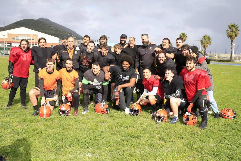 La estrella del fútbol americano Cam Jordan se ejercita en Santurtzi