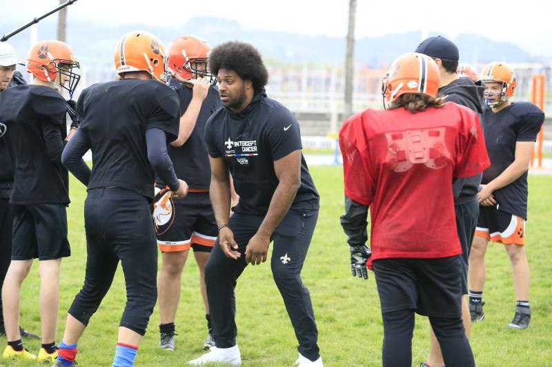 La estrella del fútbol americano Cam Jordan se ejercita en Santurtzi