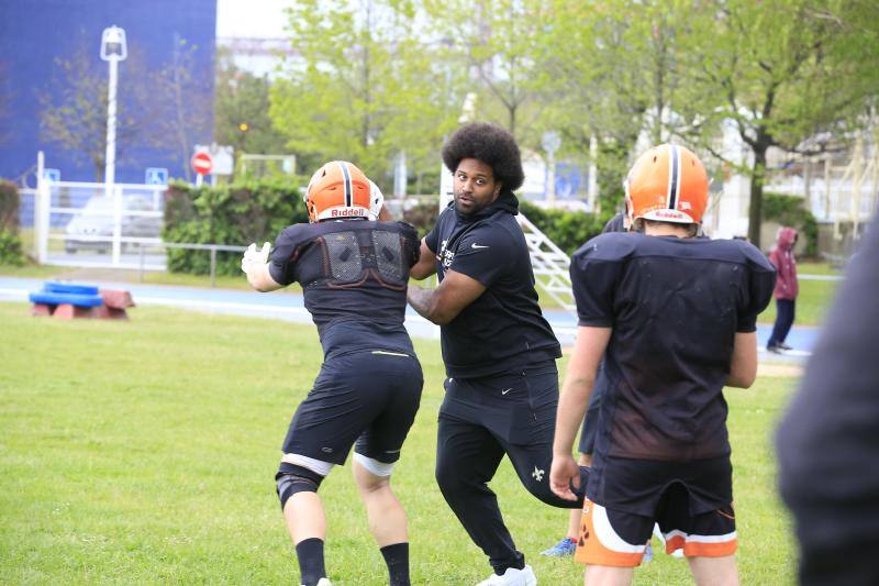 La estrella del fútbol americano Cam Jordan se ejercita en Santurtzi