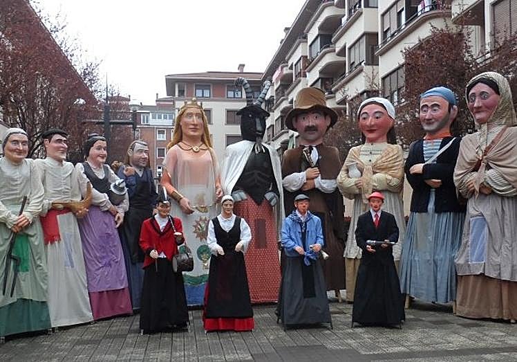 Imagen principal - Ondalan konpartsako 14 erraldoiak, irudiei buruzko informazioa San Inazioko liburutegian, eta ekimenaren kartela.