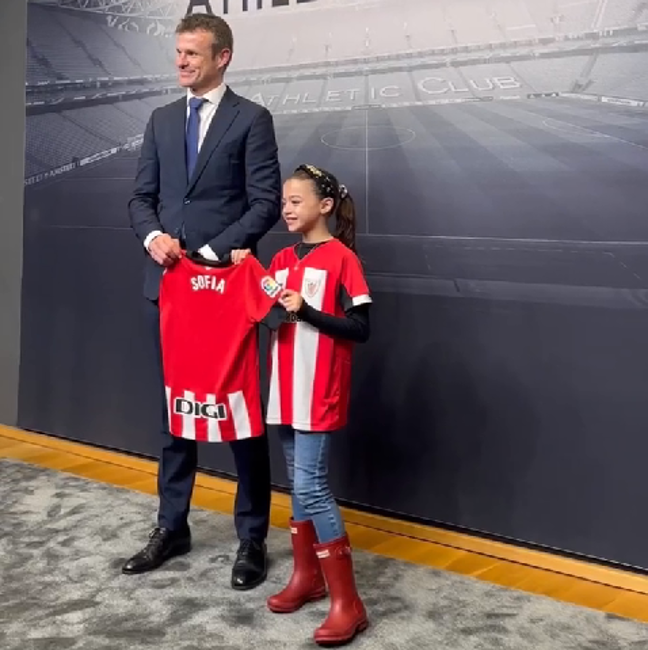 El presidente Jon Uriarte le regaló a Sofía una camiseta del Athletic con su nombre.