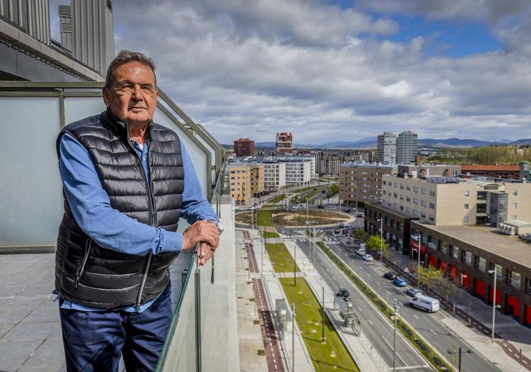 Alfredo Piris se asoma a una terraza de Bulevar de Salburua.