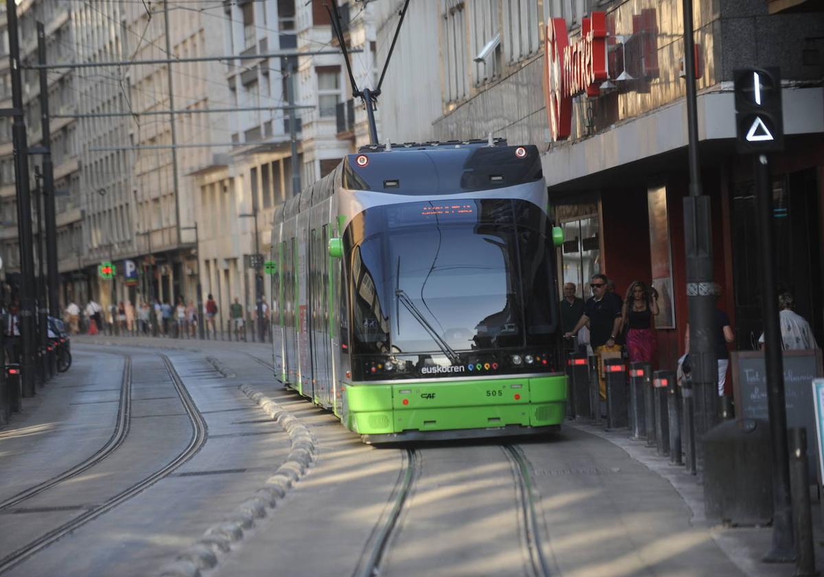 Un tranvía circula por la calle General Álava.