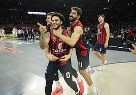 Marinkovic y Dani Díez abrazan a Howard tras la victoria de Euroliga ante el Real Madrid.