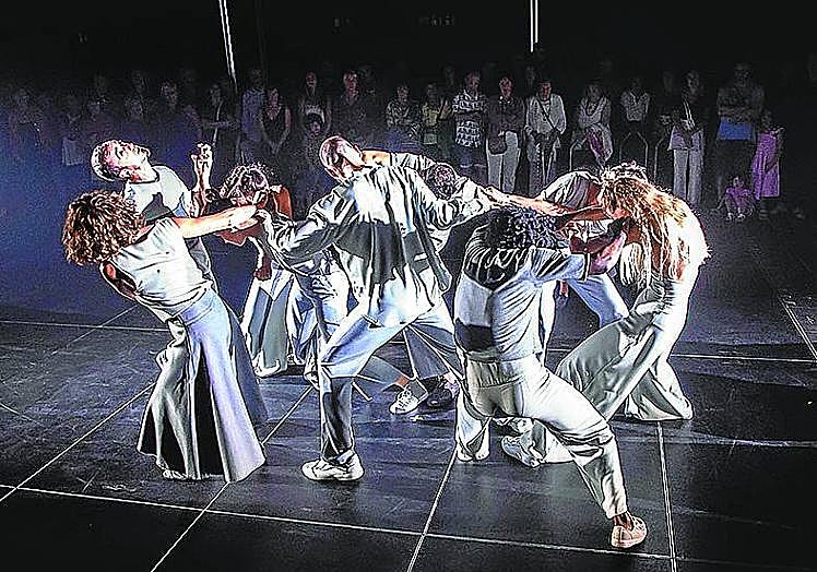La pieza se representa en un espacio vacío sin patio de butacas.