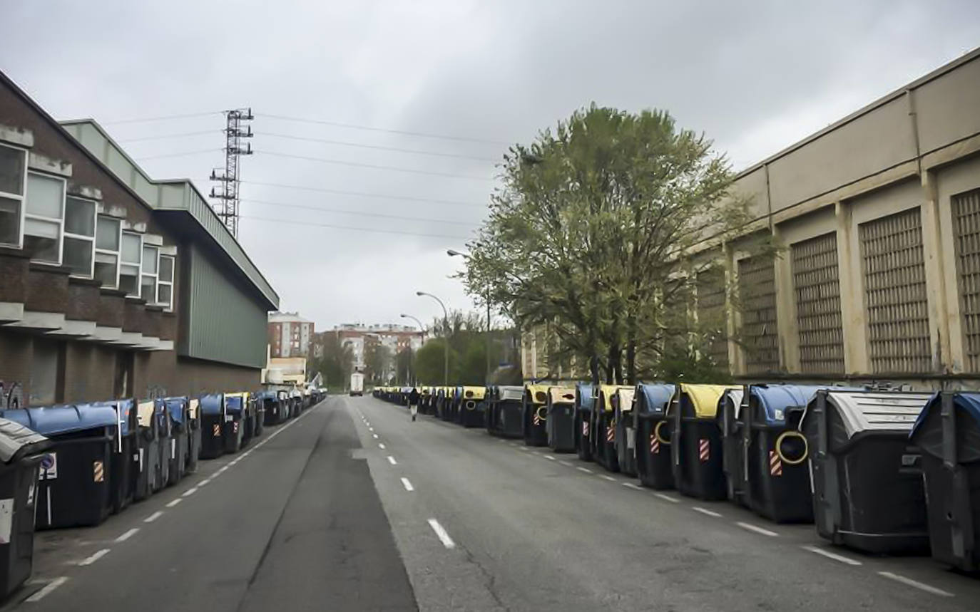 Hileras de contenedores en el 'cementerio' habilitado por el Ayuntamiento en la calle Aguirrelanda.