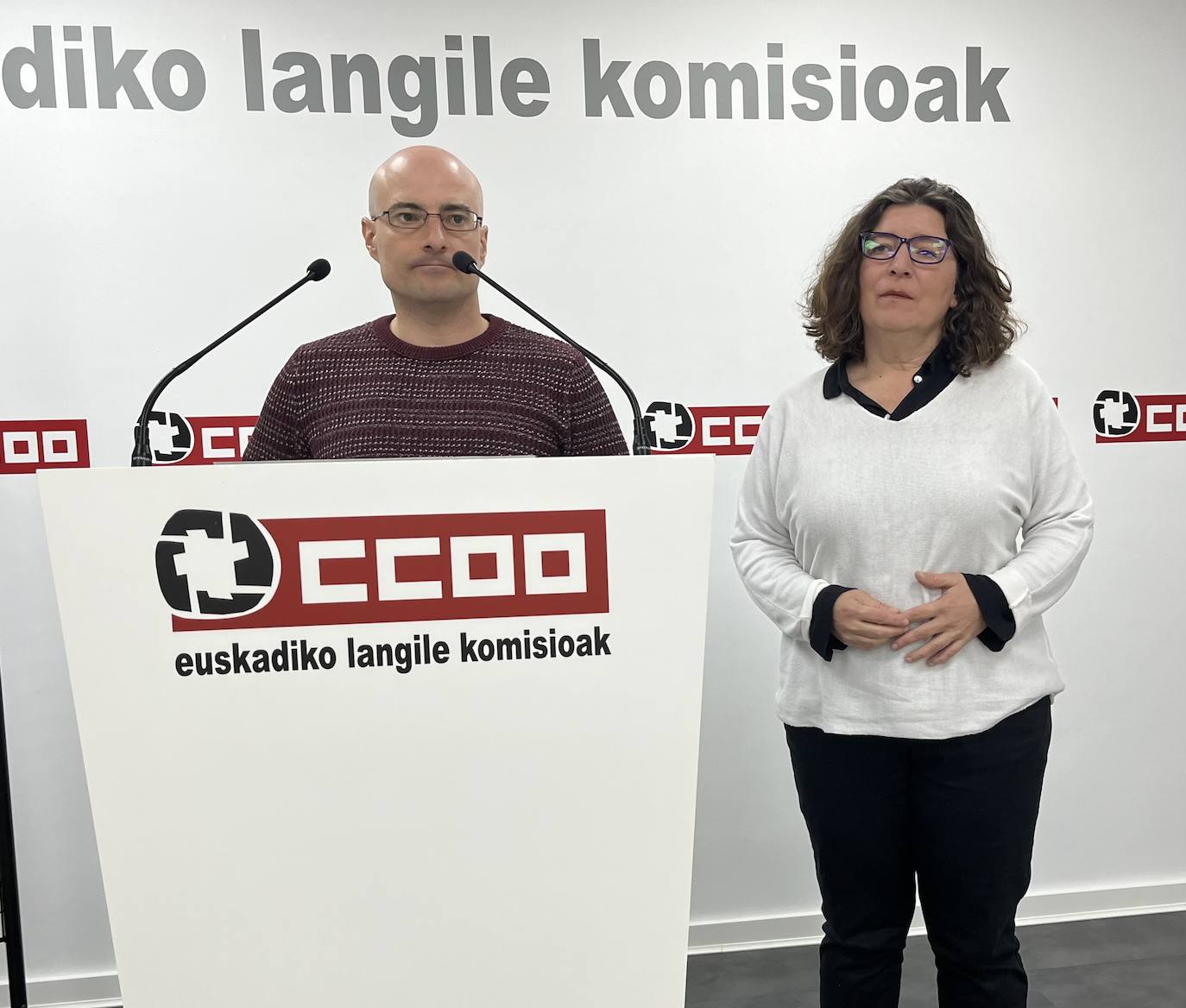 La secretaria general de CC OO en Euskadi, Loli García, junto al responsable de Salud y Seguridad en el Trabajo, Alfonso Ríos.
