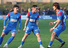 Jorge Mier, Dorrio y Julen Jon festejan un gol en Urritxe.