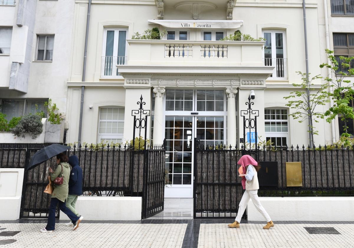 Exterior del restaurante y el hotel, en pleno Paseo de la Concha.