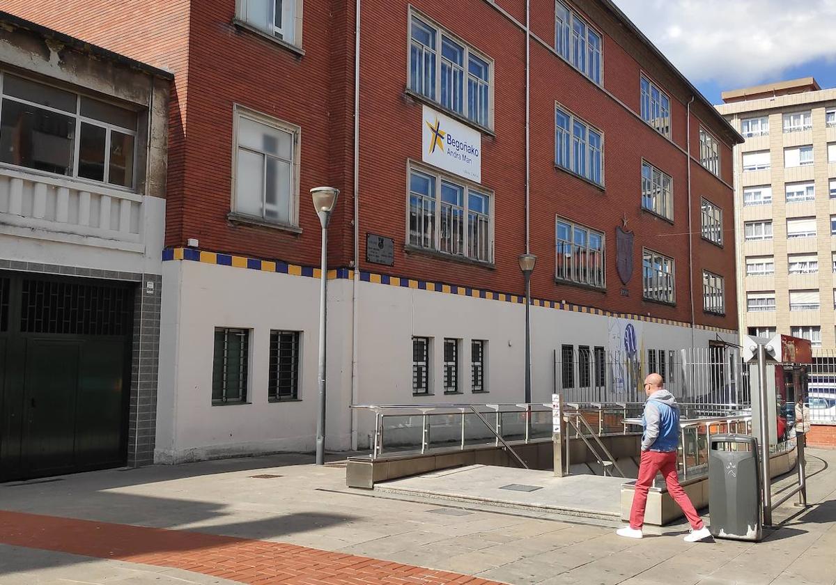 Vista del colegio La Salle, en Sestao, donde ayer murió un niño de 12 años tras recibir un balonazo.