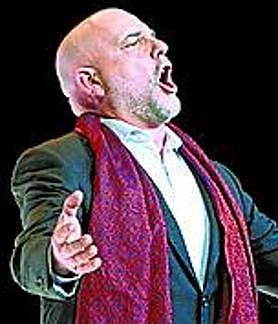 Imagen secundaria 2 - Arriba, Coro de Ópera de Bilbao con los jóvenes cantantes al término de la gala. La mezzo Daniela Barcellona y el barítono Juan Jesús Rodríguez en los primeros planos.