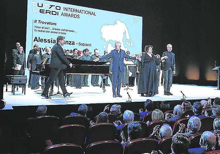Imagen principal - Arriba, Coro de Ópera de Bilbao con los jóvenes cantantes al término de la gala. La mezzo Daniela Barcellona y el barítono Juan Jesús Rodríguez en los primeros planos.