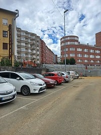Acceso a la calle Lehendakari Aguirre donde se están construyendo viviendas nuevas.