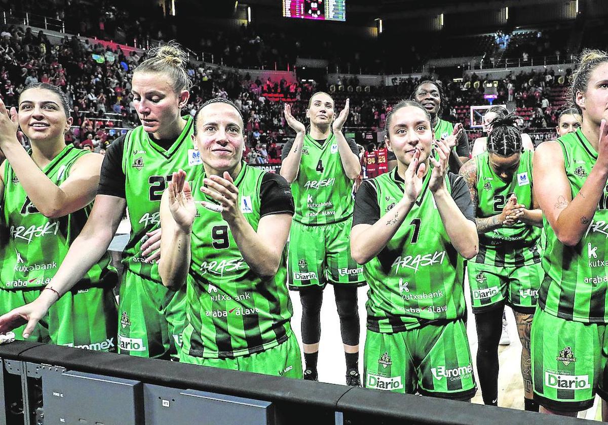 Las jugadoras del Araski devuelven con un aplauso el apoyo de su afición en la Copa de Zaragoza.