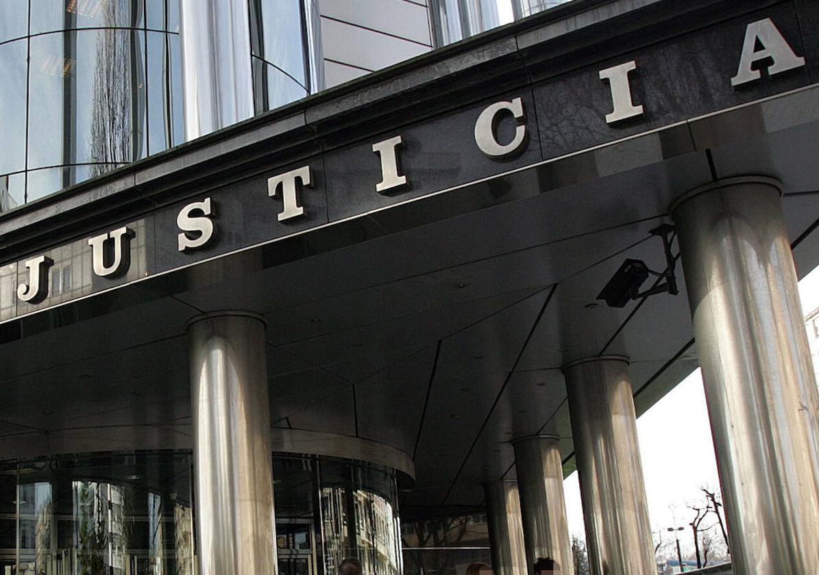 La entrada al Palacio de Justicia de Vitoria, en la Avenida Gasteiz.