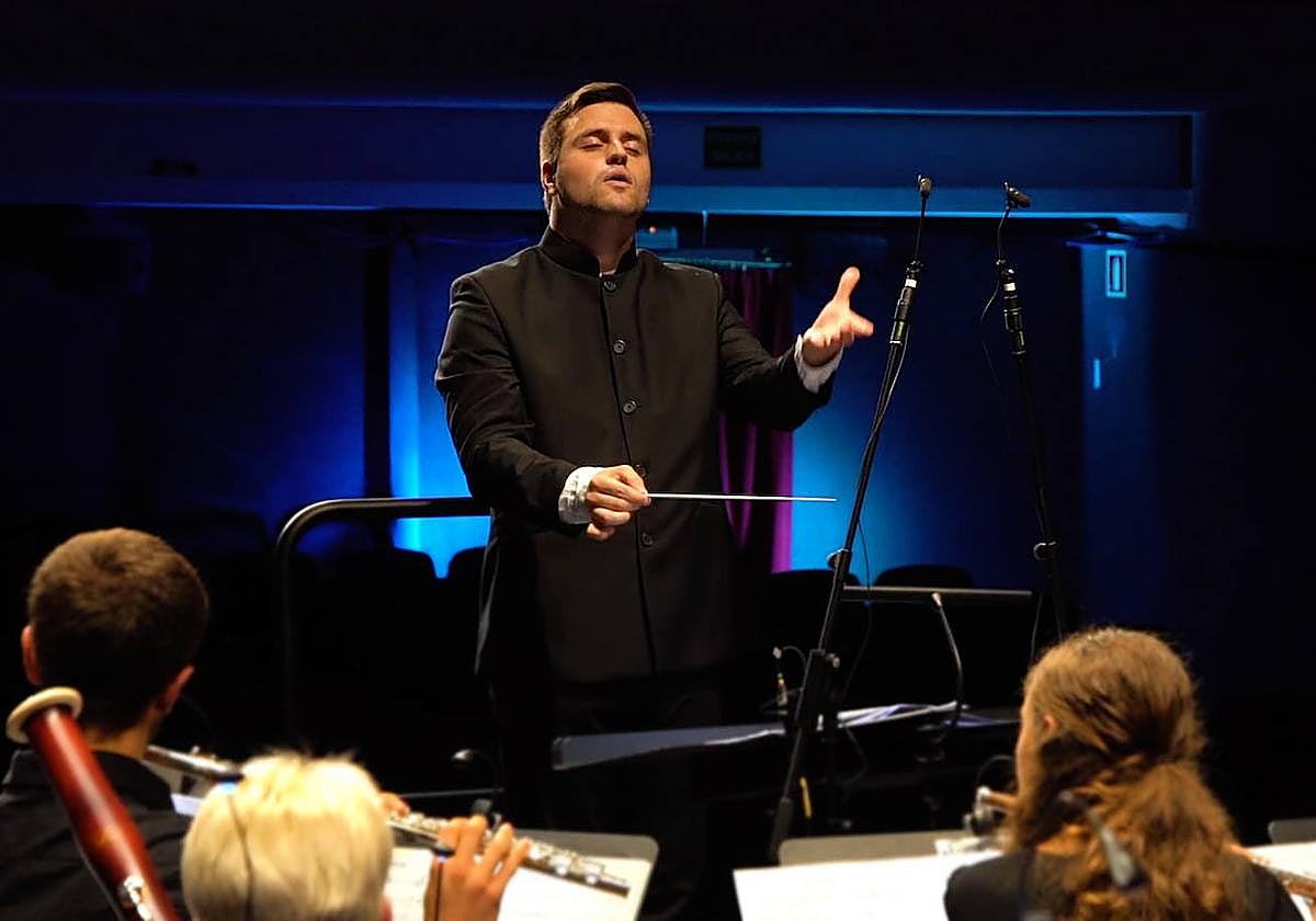 Aritz Labrador dirige la banda de música de Amorebieta y coordinará los campamentos musicales de verano.