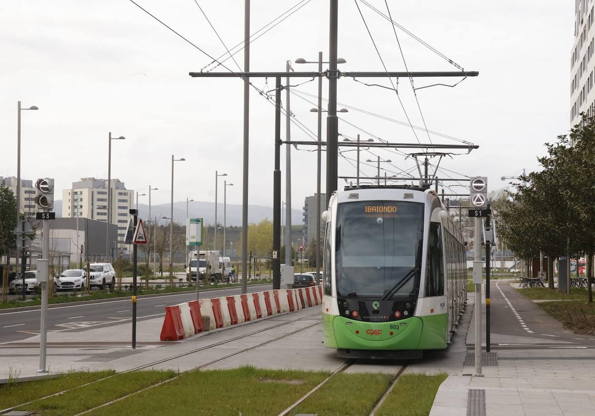 El tranvía circula por el nuevo ramal de Salburua, estrenado la pasada semana.