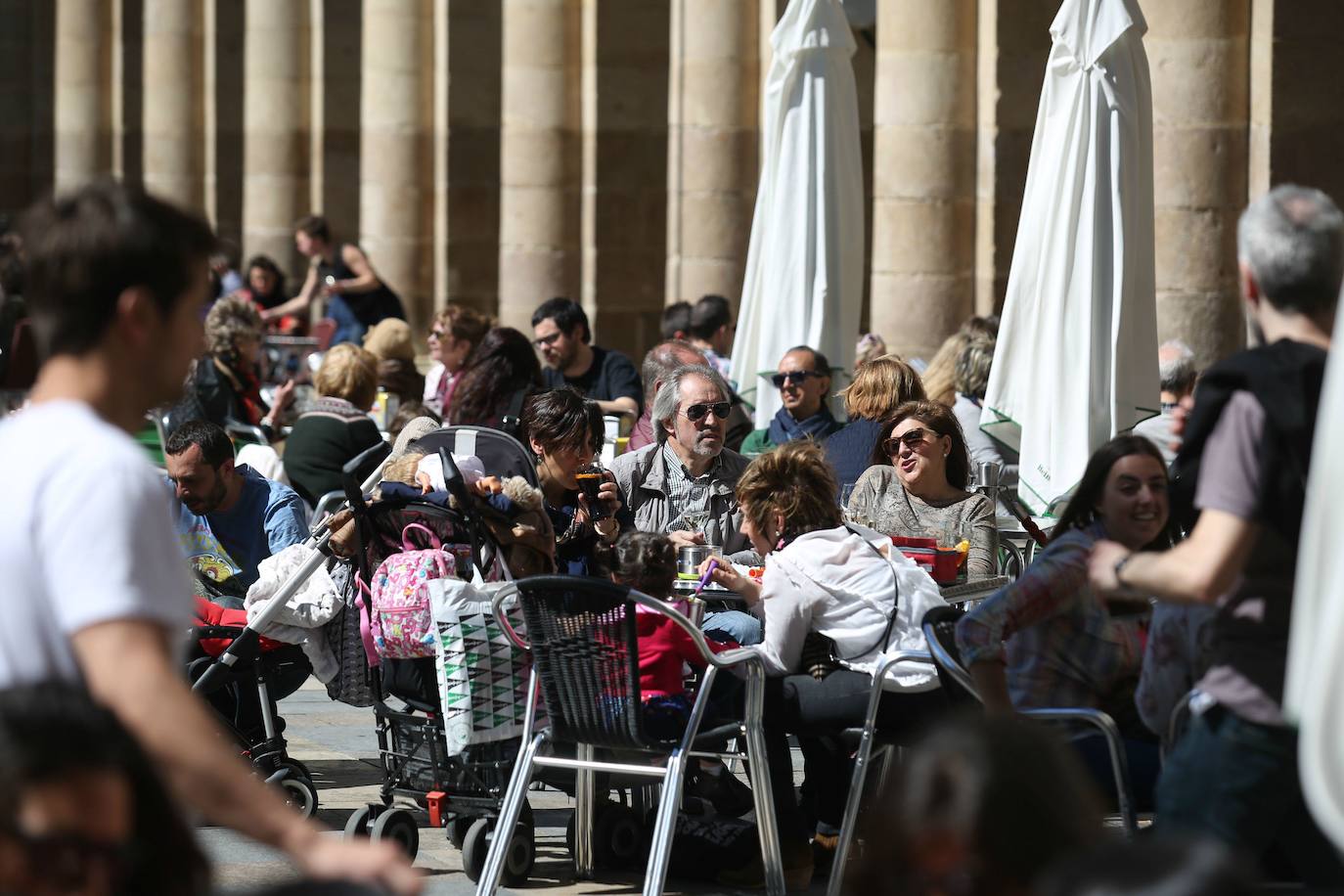 Turistas disfrutando de una terraza de hostelería en Bilbao esta Semana Santa