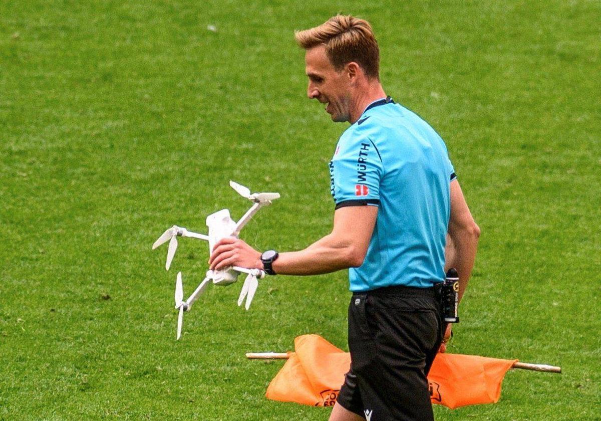 El colegiado Pizarro Gómez retira un dron caído en San Mamés en 2021.