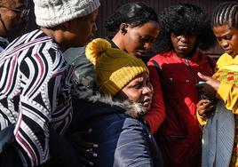 La madre de Isaías, con un gorro amarillo, arropada por varias amigas nigerianas.