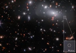 Los tres círculos de la imagen en color son las tres imágenes de la galaxia lejana aumentada por el cúmulo de galaxias brillantes que se encuentran en primer plano.