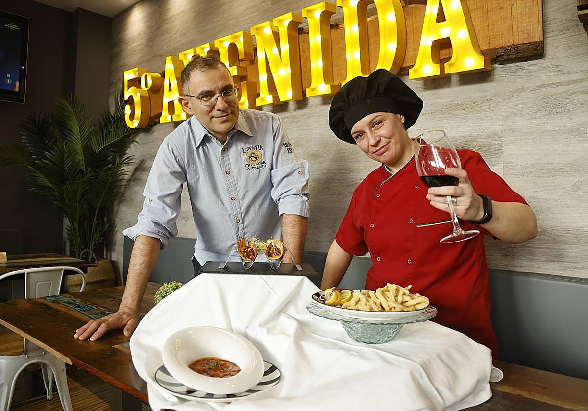 Julio Hernández y Vanessa Corado posan en el interior del renovado local.