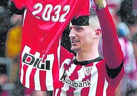 Sancet muestra la camiseta rojiblanca el día de su renovación.