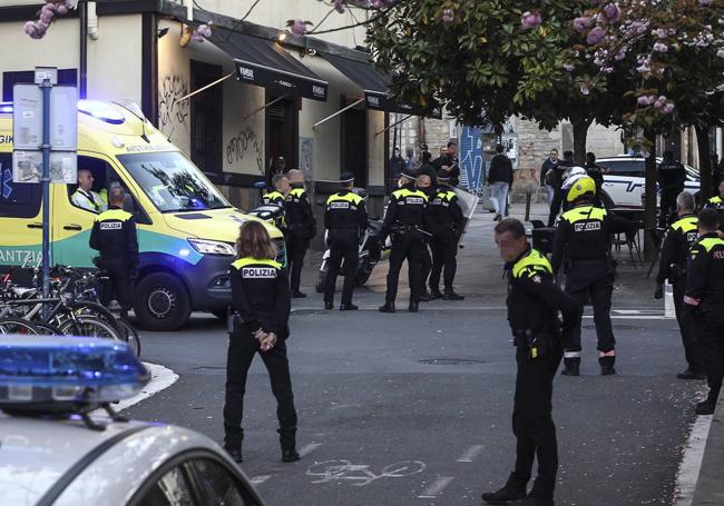 La ambulancia abandona el lugar de los hechos bajo una fuerte presencia policial.