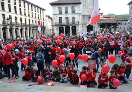 Manifestación celebrada por el colegio de Areta el 27 de marzo contra el cierre del aula de dos años.