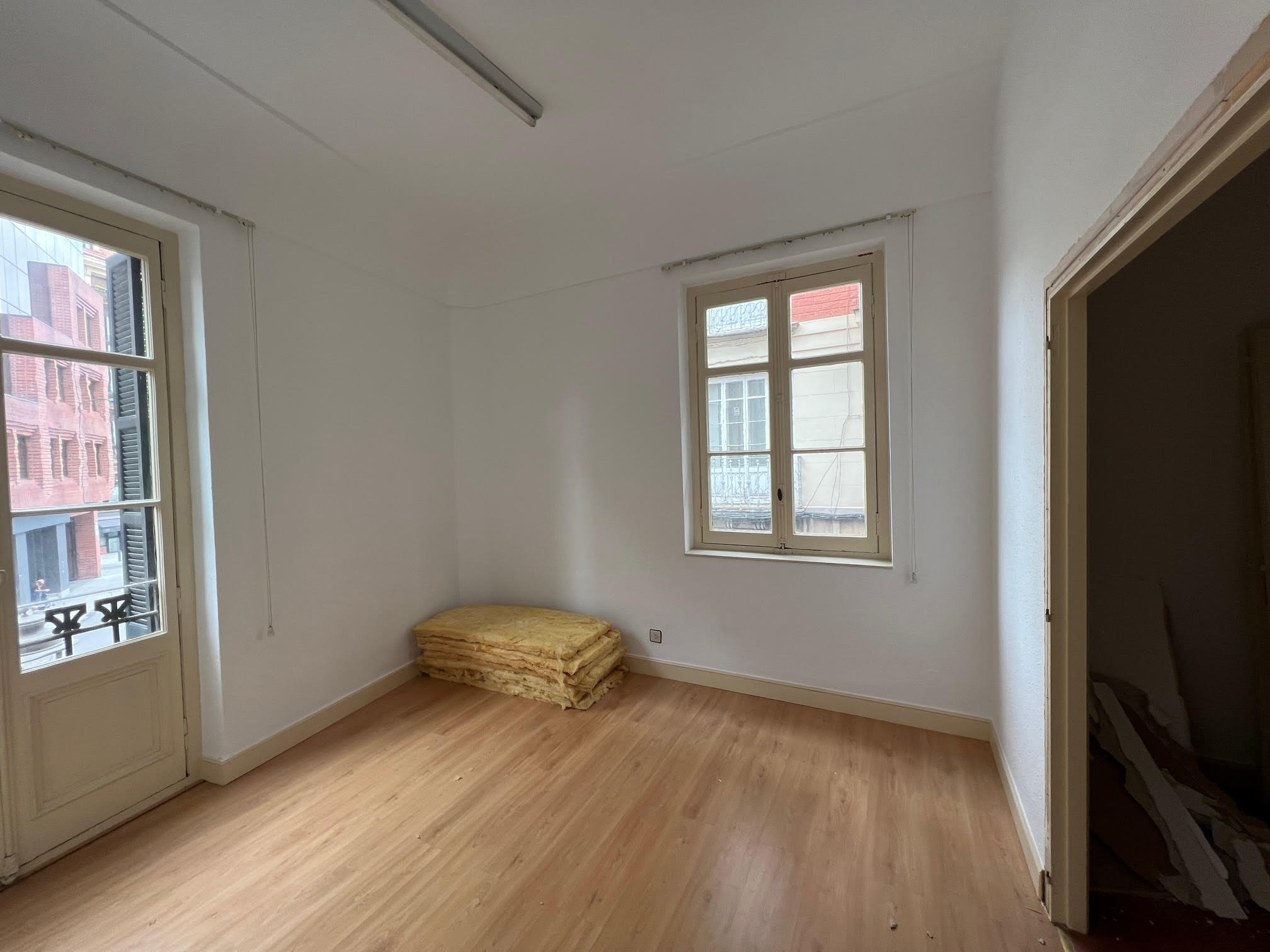 De despacho a piso de lujo: el hogar clásico (pero moderno) de un interiorista en Bilbao