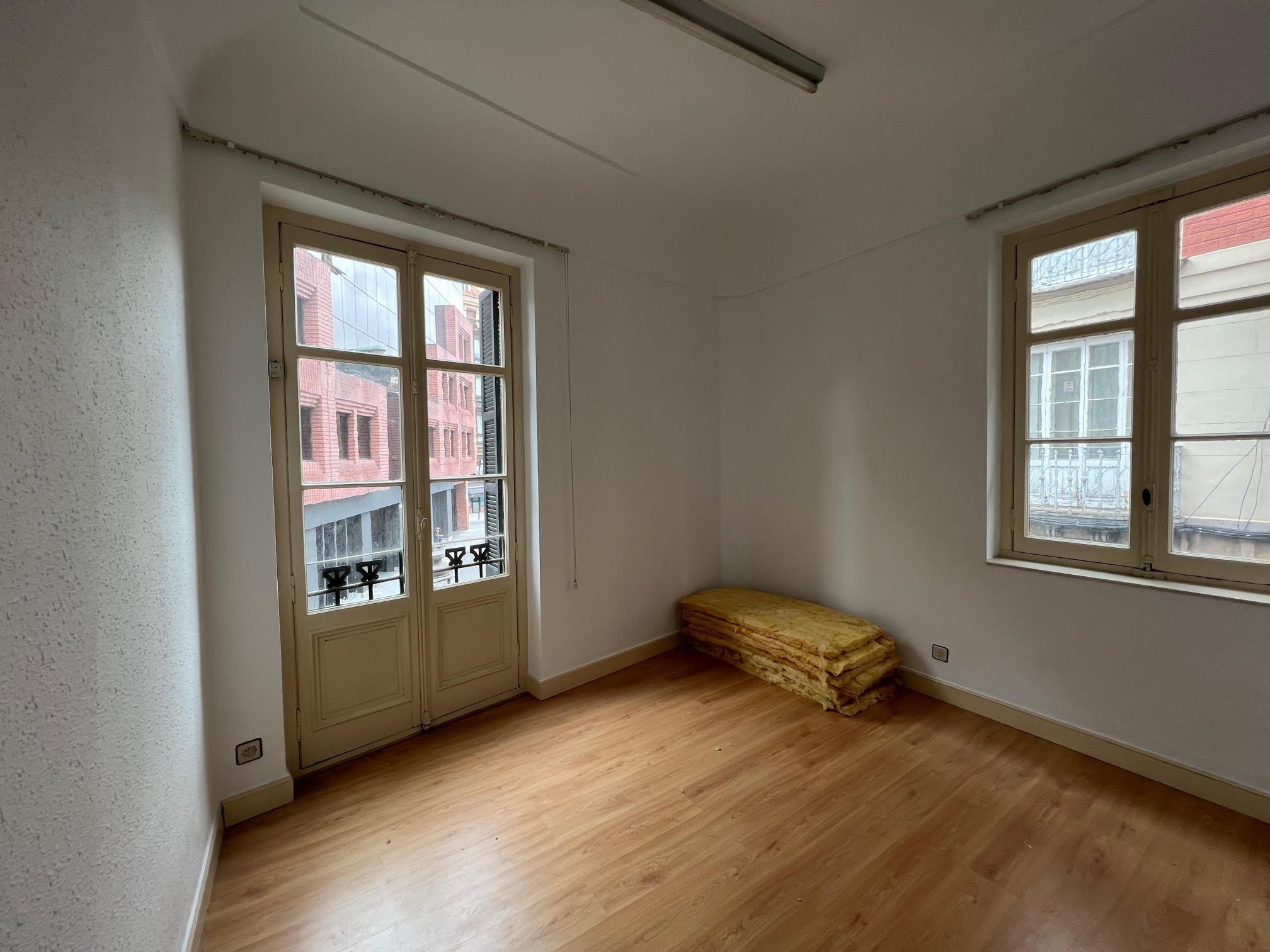 De despacho a piso de lujo: el hogar clásico (pero moderno) de un interiorista en Bilbao