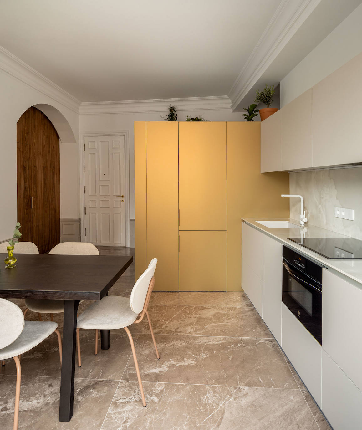 De despacho a piso de lujo: el hogar clásico (pero moderno) de un interiorista en Bilbao